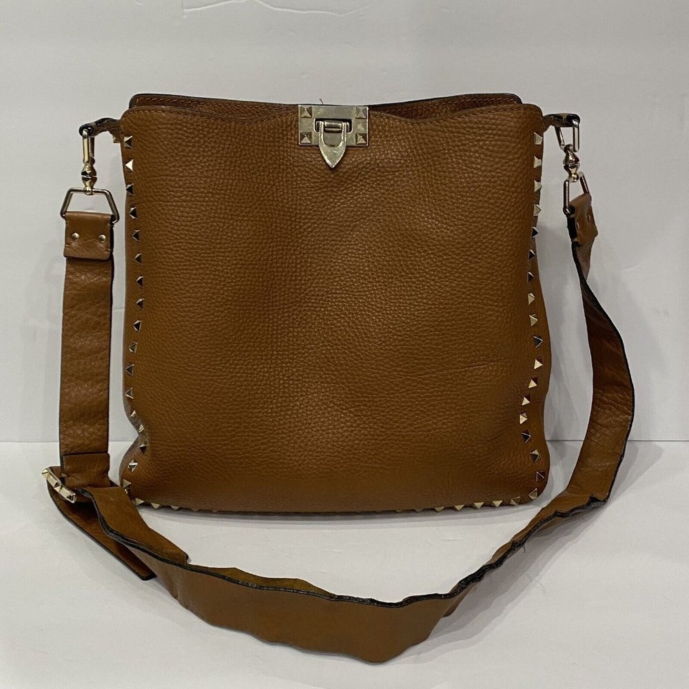$2400 VALENTINO GARAVANI Calfskin Rockstud Flip-Lock Messenger Bag Tan
